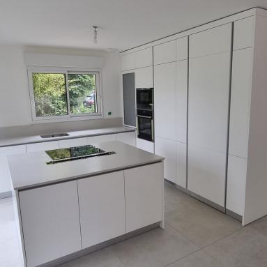 Façades blanc mat + plan de travail en silestone (quartz)