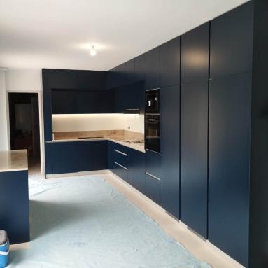 Cuisine laquée bleu mat + plan de travail en granite