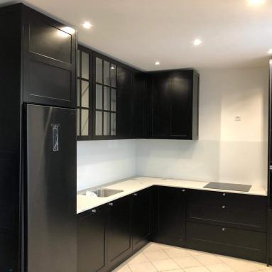 Cuisine laquée noire mat + plan de travail en céramique + crédence en verre trempé blanc